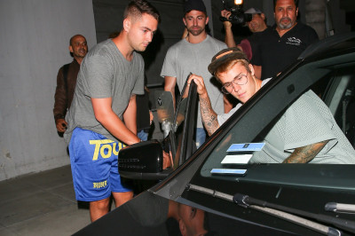 23.08 | Justin Bieber chegando/deixando o Saban Theatre em Beverly Hills, na California