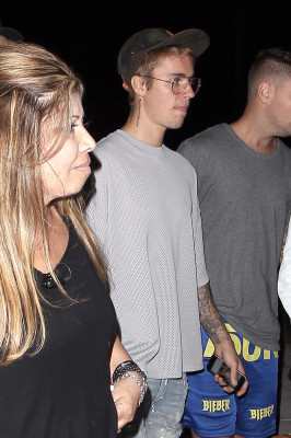23.08 | Justin Bieber chegando/deixando o Saban Theatre em Beverly Hills, na California