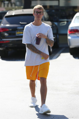 28.08 | Justin Bieber deixando o Earth Bar em Beverly Hills, CA