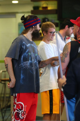 28.08 | Justin Bieber com Jared Leto no Earth Bar em Beverly Hills, CA