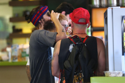 28.08 | Justin Bieber com Jared Leto no Earth Bar em Beverly Hills, CA