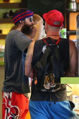 28.08 | Justin Bieber com Jared Leto no Earth Bar em Beverly Hills, CA