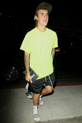 30.08 | Justin Bieber e Patrick Schwarzenegger chegando no Saban Theater em Beverly Hills, CA