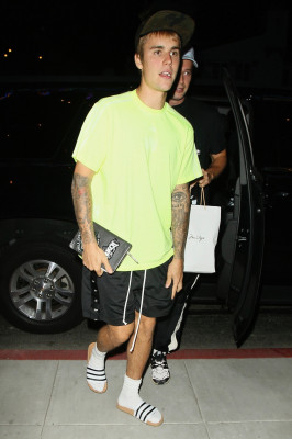 30.08 | Justin Bieber e Patrick Schwarzenegger chegando no Saban Theater em Beverly Hills, CA