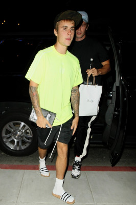30.08 | Justin Bieber e Patrick Schwarzenegger chegando no Saban Theater em Beverly Hills, CA