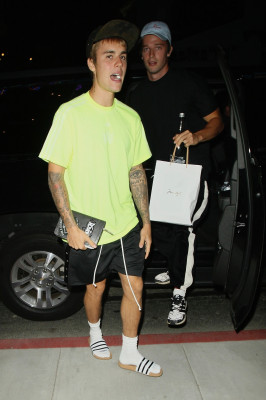 30.08 | Justin Bieber e Patrick Schwarzenegger chegando no Saban Theater em Beverly Hills, CA