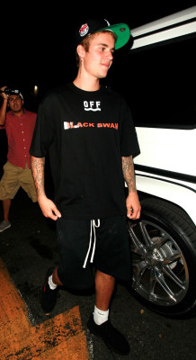 09.04 | Justin Bieber deixando o Delilah em West Hollywood, Califórnia