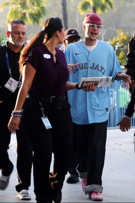 27.10 | Justin e Hailey Bieber assistindo ao jogo entre Toronto Blue Jays e Los Angeles Dodgers.