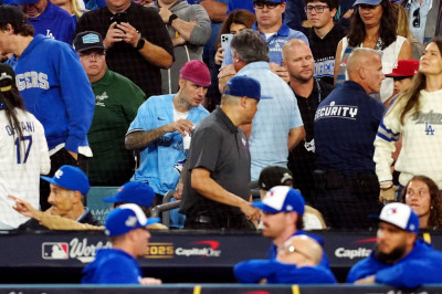 27.10 | Justin e Hailey Bieber assistindo ao jogo entre Toronto Blue Jays e Los Angeles Dodgers.