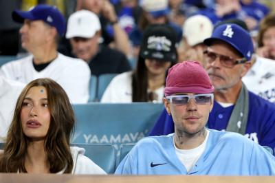 27.10 | Justin e Hailey Bieber assistindo ao jogo entre Toronto Blue Jays e Los Angeles Dodgers.