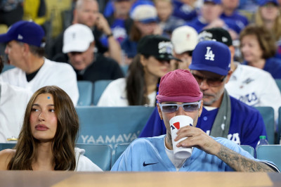 27.10 | Justin e Hailey Bieber assistindo ao jogo entre Toronto Blue Jays e Los Angeles Dodgers.