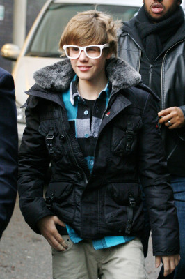 15.01 | Justin Bieber deixando os estúdios da GMTV