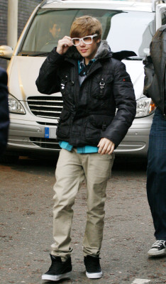 15.01 | Justin Bieber deixando os estúdios da GMTV