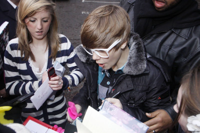 15.01 | Justin Bieber deixando os estúdios da GMTV