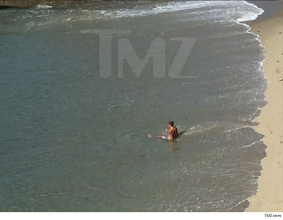 09.11 | Justin Bieber na praia em Laguna Beach, Califórnia