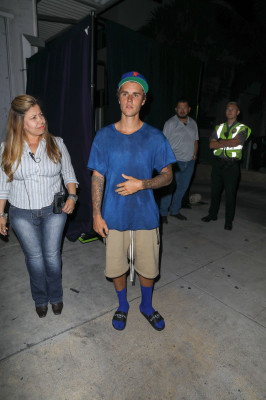 13.09 | Justin Bieber deixando o Saban Theatre em Beverly Hills, Califórnia