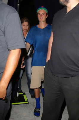 13.09 | Justin Bieber deixando o Saban Theatre em Beverly Hills, Califórnia
