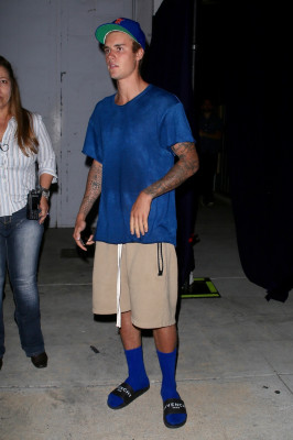 13.09 | Justin Bieber deixando o Saban Theatre em Beverly Hills, Califórnia