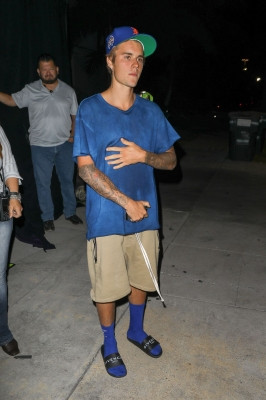 13.09 | Justin Bieber deixando o Saban Theatre em Beverly Hills, Califórnia