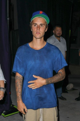 13.09 | Justin Bieber deixando o Saban Theatre em Beverly Hills, Califórnia