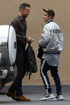 21.09 | Justin Bieber chegando no estúdio em Los Angeles, Califórnia
