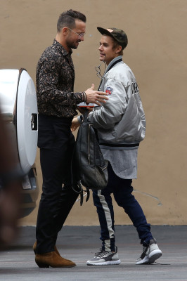 21.09 | Justin Bieber chegando no estúdio em Los Angeles, Califórnia