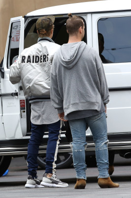 21.09 | Justin Bieber chegando no estúdio em Los Angeles, Califórnia