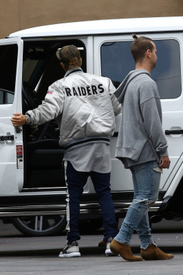 21.09 | Justin Bieber chegando no estúdio em Los Angeles, Califórnia