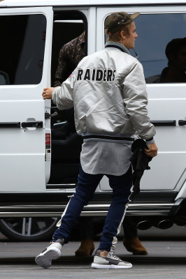 21.09 | Justin Bieber chegando no estúdio em Los Angeles, Califórnia