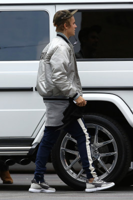 21.09 | Justin Bieber chegando no estúdio em Los Angeles, Califórnia