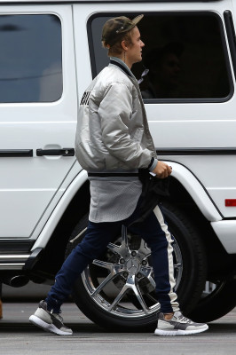 21.09 | Justin Bieber chegando no estúdio em Los Angeles, Califórnia