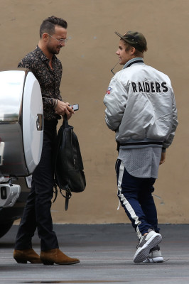 21.09 | Justin Bieber chegando no estúdio em Los Angeles, Califórnia