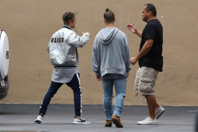 21.09 | Justin Bieber chegando no estúdio em Los Angeles, Califórnia