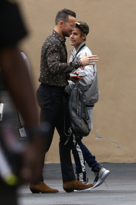 21.09 | Justin Bieber chegando no estúdio em Los Angeles, Califórnia