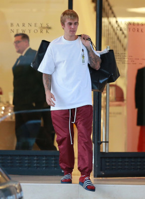23.09 | Justin Bieber deixando a Barneys New York em Beverly Hills, CA