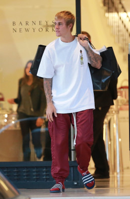 23.09 | Justin Bieber deixando a Barneys New York em Beverly Hills, CA