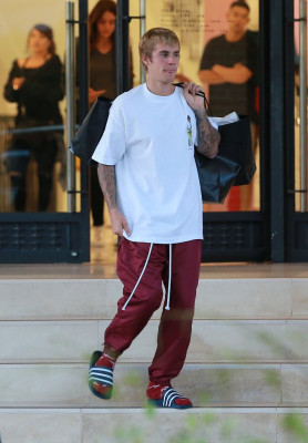 23.09 | Justin Bieber deixando a Barneys New York em Beverly Hills, CA