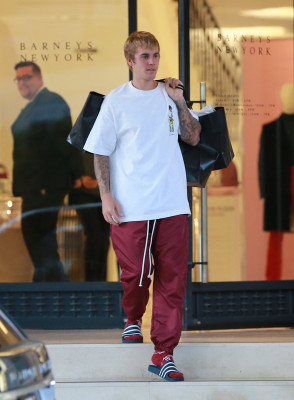 23.09 | Justin Bieber deixando a Barneys New York em Beverly Hills, CA