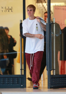 23.09 | Justin Bieber deixando a Barneys New York em Beverly Hills, CA