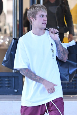 23.09 | Justin Bieber deixando a Barneys New York em Beverly Hills, CA