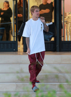 23.09 | Justin Bieber deixando a Barneys New York em Beverly Hills, CA
