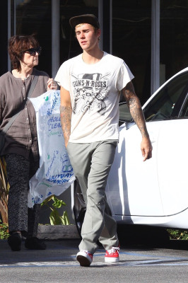 25.09 | Justin Bieber é visto em West Hollywood, CA