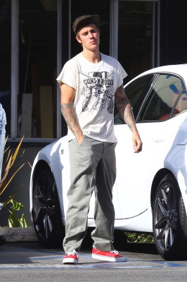 25.09 | Justin Bieber é visto em West Hollywood, CA