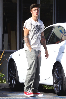 25.09 | Justin Bieber é visto em West Hollywood, CA