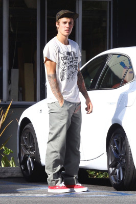 25.09 | Justin Bieber é visto em West Hollywood, CA