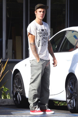 25.09 | Justin Bieber é visto em West Hollywood, CA