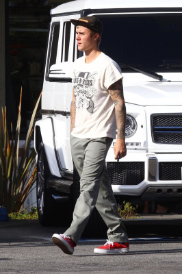 25.09 | Justin Bieber é visto em West Hollywood, CA