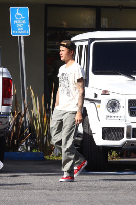 25.09 | Justin Bieber é visto em West Hollywood, CA