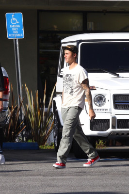 25.09 | Justin Bieber é visto em West Hollywood, CA