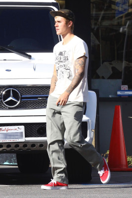 25.09 | Justin Bieber é visto em West Hollywood, CA